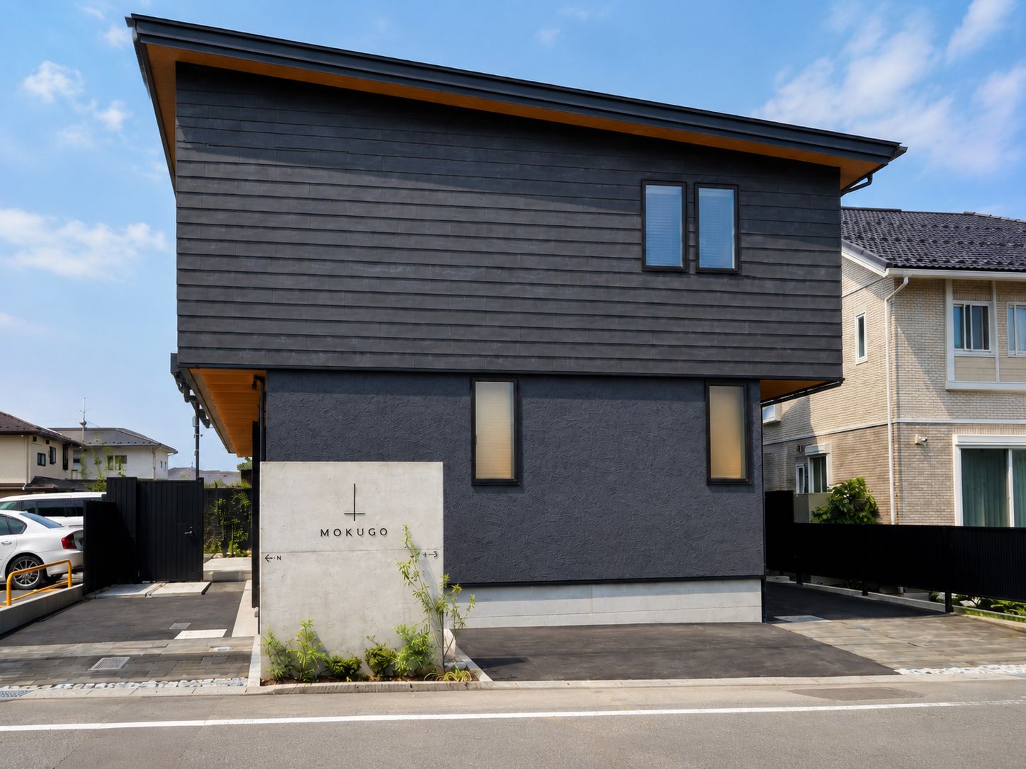 MOKUGO正面外観とNorth Wing・South Wingへの案内サイン