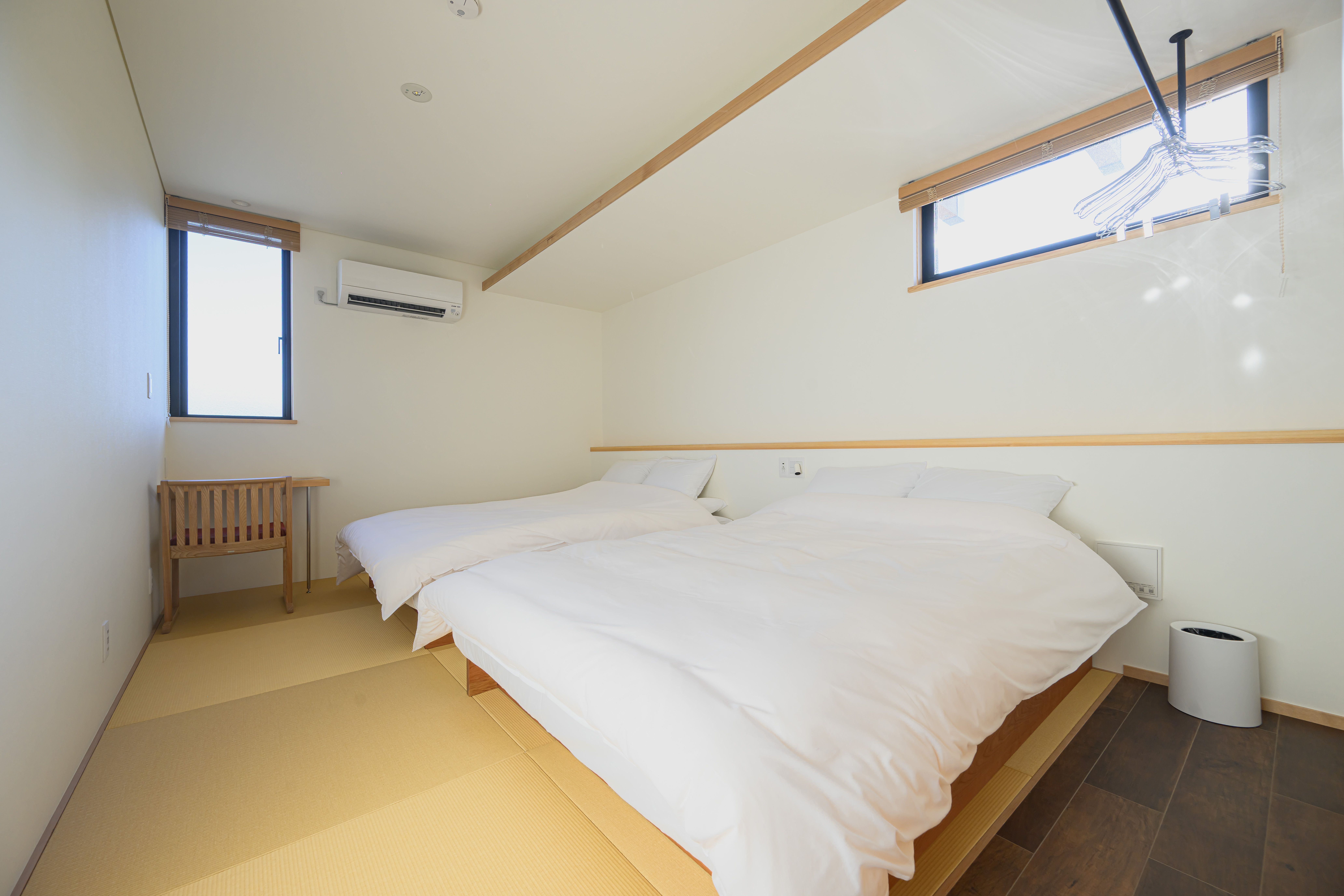North Wing の畳の寝室に並ぶ二台のベッド