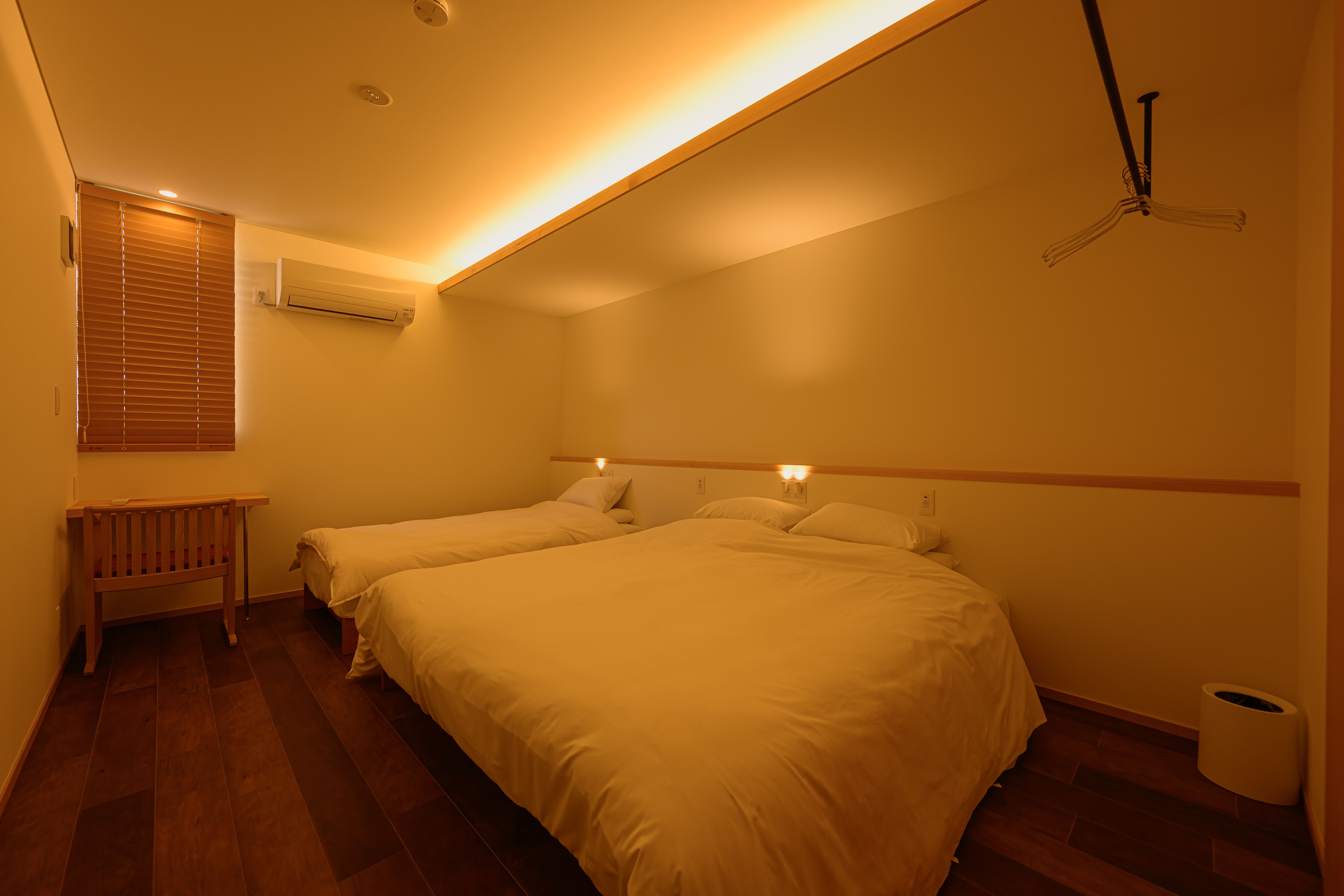 North Wing の木の床の寝室に整えられたベッド