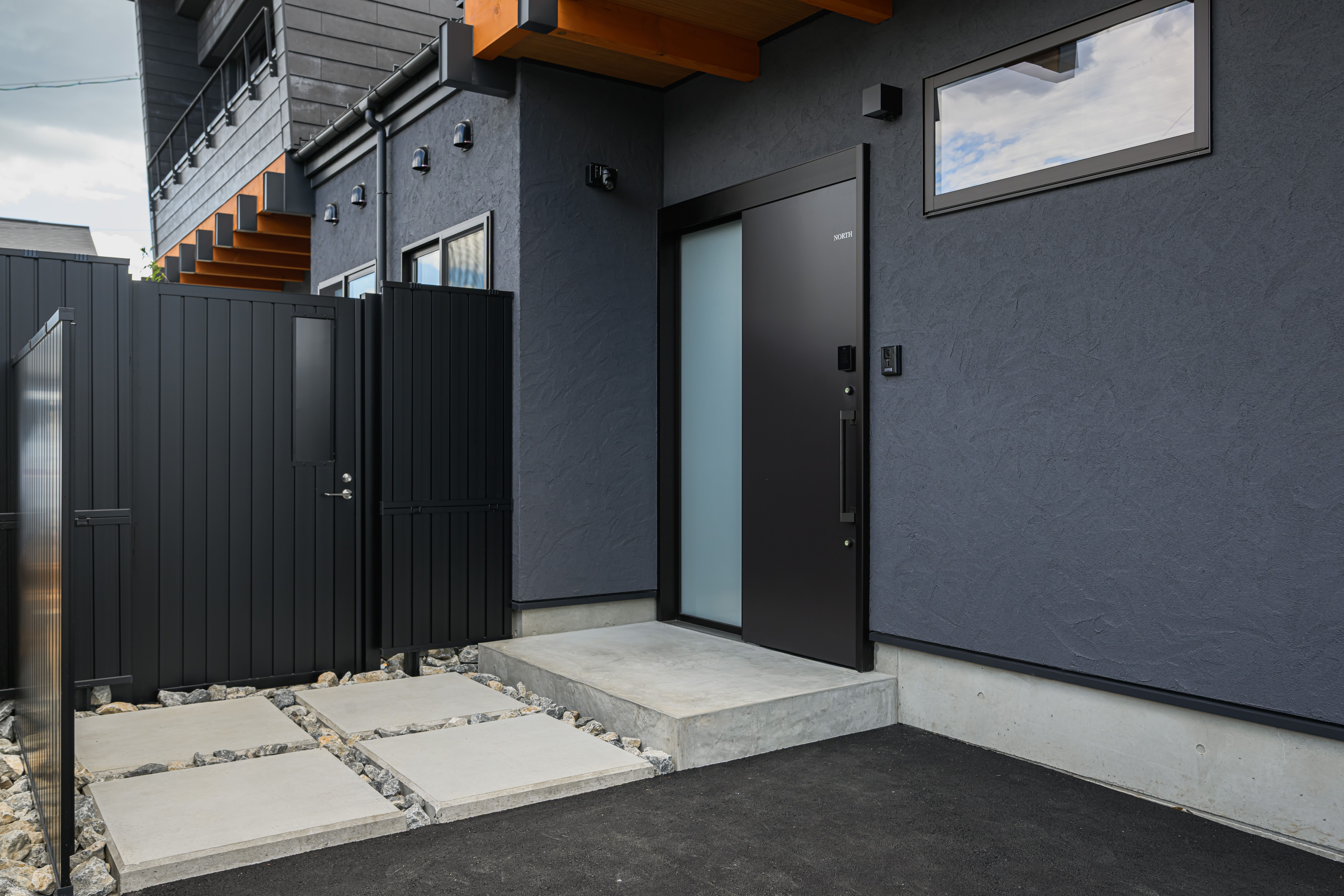 MOKUGO North Wing の玄関と建物前のアプローチ