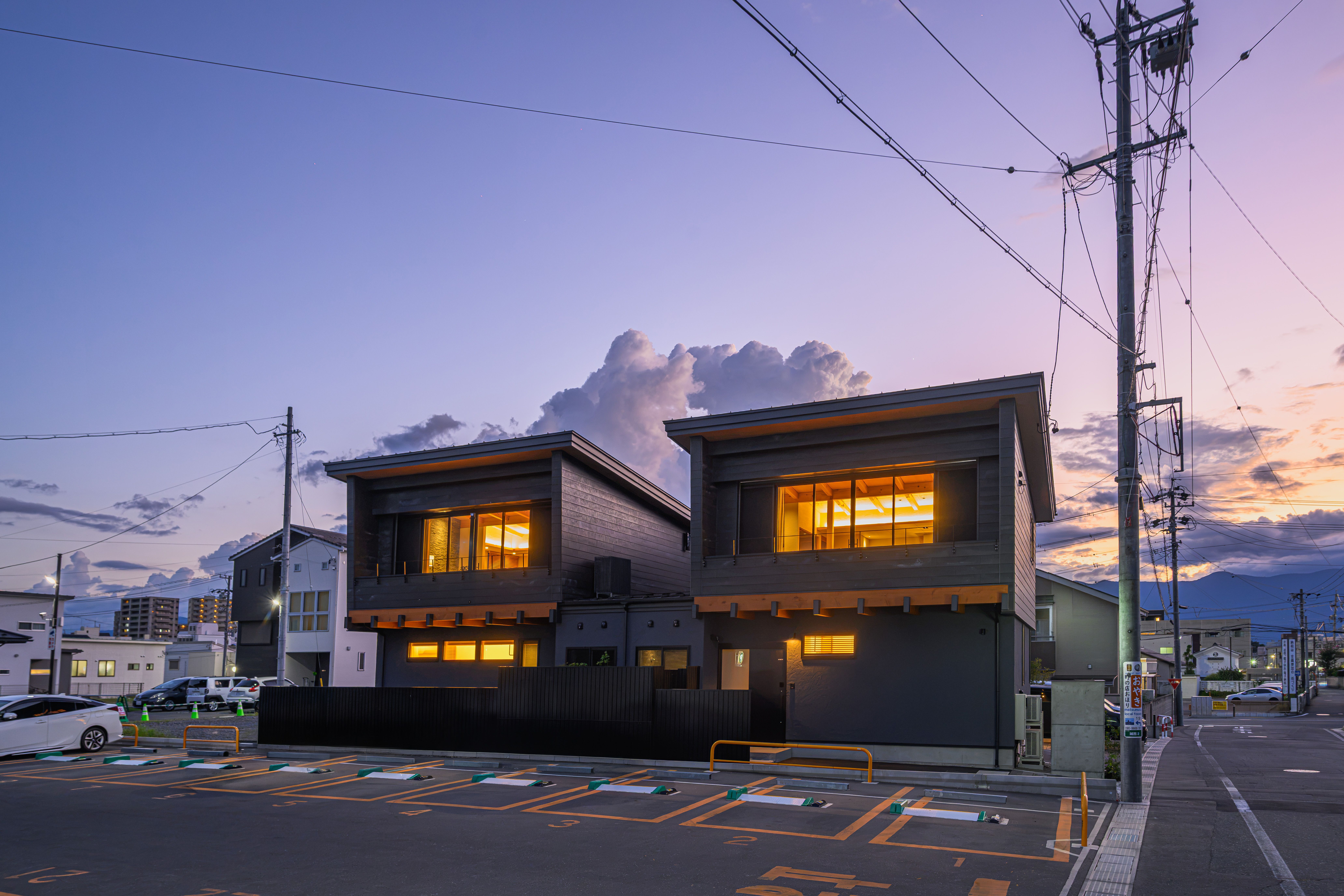 夕暮れの城西に並ぶ MOKUGO の North Wing と South Wing
