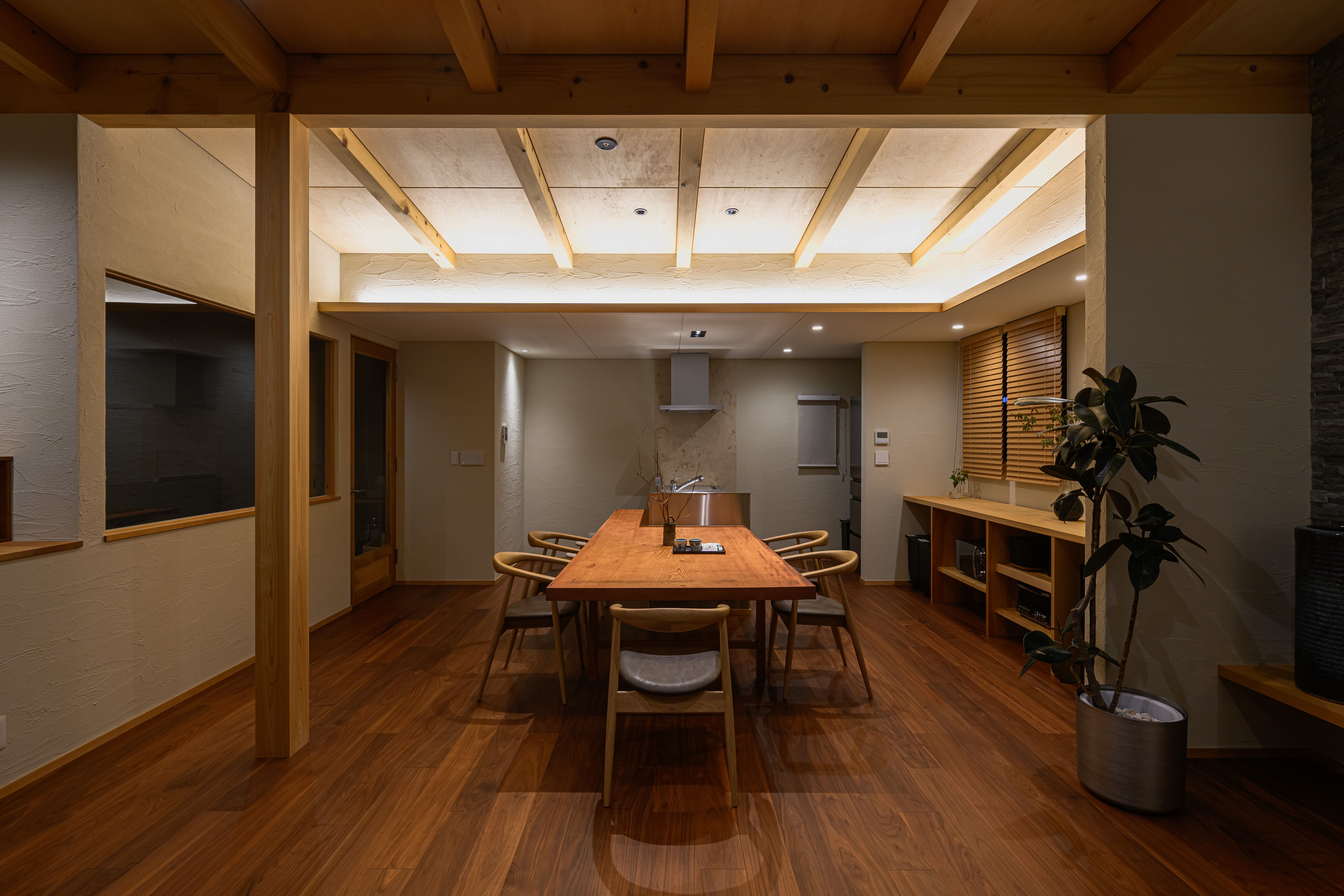 夜の North Wing に灯るダイニングと窓辺